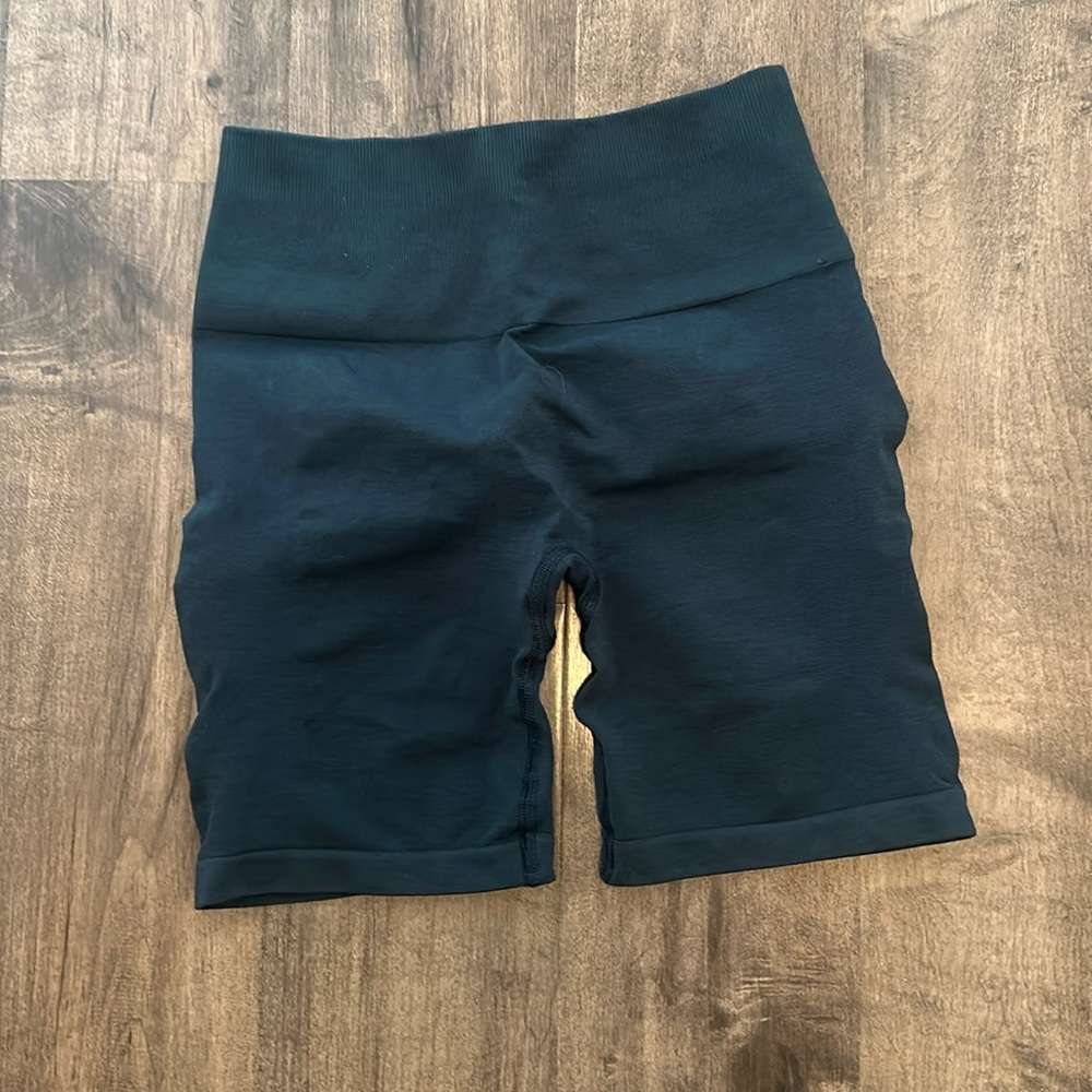 Alphalete  amplify bikers shorts
